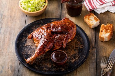Barbekü füme tavuk, bbq sosu, salata ve tost ile servis edilir.