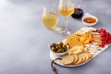 Peynir tahtası ya da kraker, peynir, zeytin ve ahududu ile atıştırma tahtası