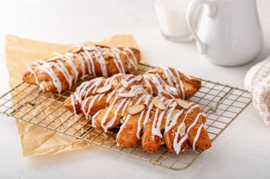 Ayı pençesi, jöleli ve dilimlenmiş bademlerle soğutma rafında hamur işi yapıyor.