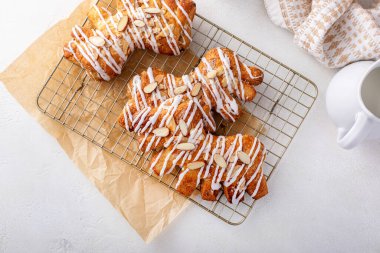 Ayı pençesi, jöleli ve dilimlenmiş bademlerle soğutma rafında hamur işi yapıyor.