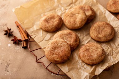 Tarçınlı kurabiyeler, tarçın şekerli, parşömen kağıdında süt, klasik tarçınlı kurabiyeler.