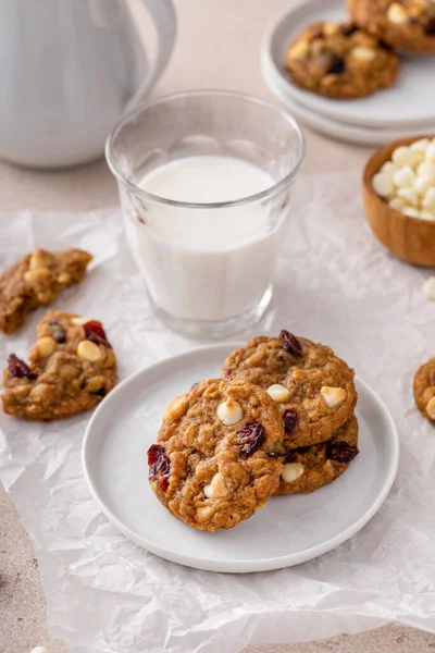 Vit Choklad Och Tranbärskakor Vit Tallrik Med Ett Glas Mjölk — Stockfoto