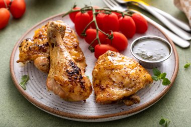 Kızarmış limon ve sebzeli tavuk budu ve pesto soslu but.