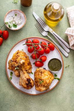 Kızarmış limon ve sebzeli tavuk budu ve pesto soslu but.