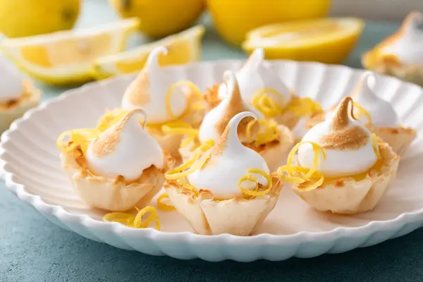 Mini Tartes Meringue Citron Remplies Caillé Citron Idée Desserts Une — Photo