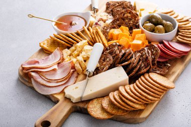 Şarküteri tahtası veya peynir tahtası çeşitli peynirler, etler ve diğer atıştırmalıklar.
