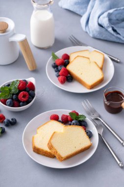 Taze ahududu ve yabanmersinli dilimlenmiş klasik kek.