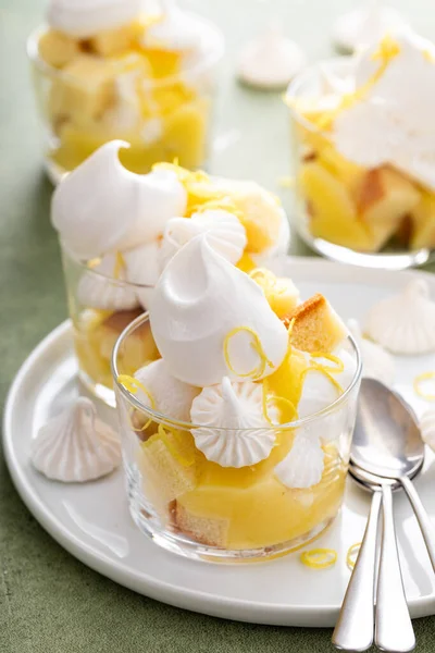 Zitronen Baiser Und Pfundkuchen Kleinigkeit Glas Eigenwillige Dessertidee Stockbild