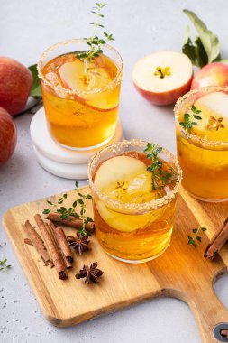 Kahverengi şeker, tarçın ve baharatlı elma şarabı, sonbahar kokteyli fikri.