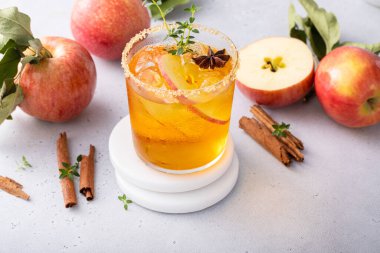 Kahverengi şeker, tarçın ve baharatlı elma şarabı, sonbahar kokteyli fikri.