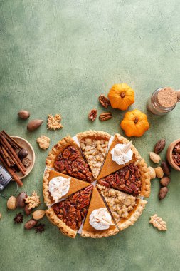 Geleneksel Şükran Günü pastaları balkabağı, ceviz ve turta dilimleriyle dilimlenir.