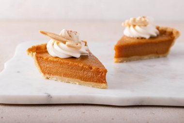 Şükran Günü için çırpılmış krema ve yaprak şekilli bir parça turta.