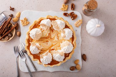 Peynirli kek dilimli balkabağı turtası. Şükran Günü için geleneksel tatlı çeşidi.