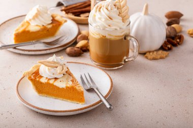 Peynirli kek dilimli balkabağı turtası. Şükran Günü için geleneksel tatlı çeşidi.