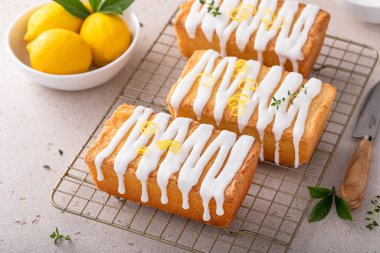 Üstüne limon aromalı pudra şekerli klasik limonlu kek.