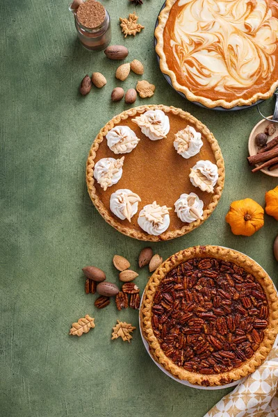 Traditional Thanksgiving Pies Pumpkin Pie Middle Overhead View Green Table — Stock Photo, Image
