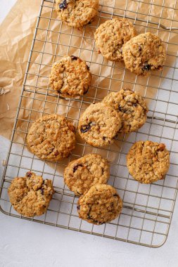 Yulaf ezmeli, cevizli ve kuru yaban mersinli sağlıklı kahvaltı kurabiyeleri.