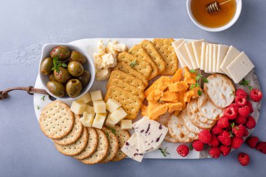 Peynir tahtası ya da kraker, peynir, zeytin ve ahududu ile atıştırma tahtası