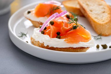 Somon ve krem peynirli bruschetta ve taze dereotu ve kapari.