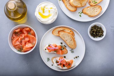 Somon ve krem peynirli bruschetta ve taze dereotu ve kapari.