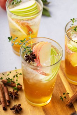 Tarçınlı elma kokteylleri ve elma dilimleriyle süslenmiş kekik.