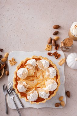 Şükran Günü yemeği için peynirli kek ve balkabağı turtası.