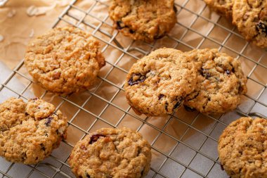 Yulaf ezmeli, cevizli ve kuru yaban mersinli sağlıklı kahvaltı kurabiyeleri.