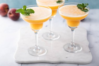 Üç bardakta naneli donmuş şeftali margaritası.