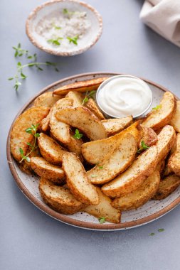 Otlu fırında patates ve soslu parmesan sosu.