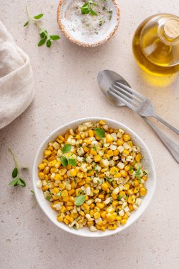 Sotelenmiş sarı ve beyaz mısır, sağlıklı meze ya da salata tarifi fikri.