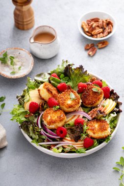 Kızarmış keçi peynirli salata, elma, ahududu ve böğürtlen salatası.