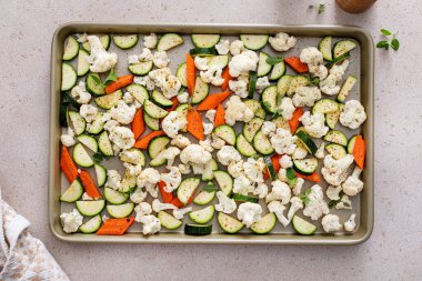 Kızartılmaya hazır çeşitli sebzeler, karnabahar, kabak ve otlu havuç, çarşaf yan yemek tarifi.