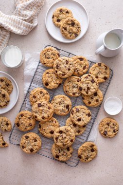 Soğutma rafında çikolatalı kurabiyeler ve soğuk sütle servis edilen yumuşak tuz.