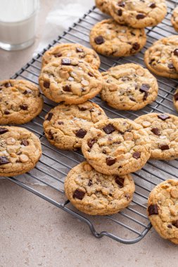 Soğutma rafında çikolatalı kurabiyeler ve soğuk sütle servis edilen gevrek tuz.