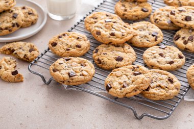 Soğutma rafında çikolatalı kurabiyeler ve soğuk sütle servis edilen gevrek tuz.