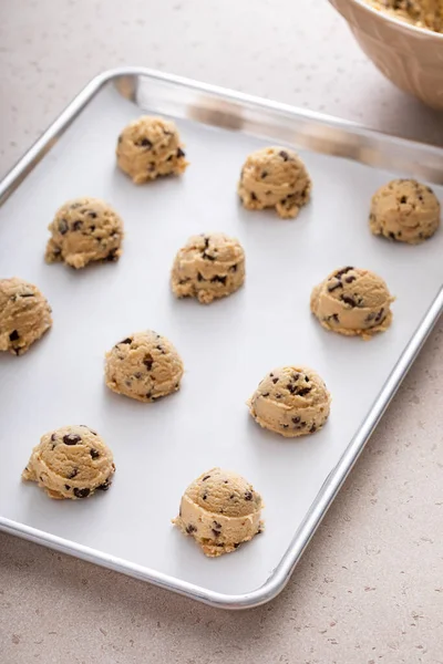 Chocolate Chip Cookie Dough Scooped Cookie Sheet Ready Baked — Stock Photo, Image