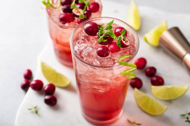 Noel için limon aromalı ve kekik garnitürlü kızılcık kokteyli.