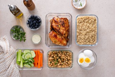 Tavuklu, kinoalı, bezelyeli, sebzeli ve haşlanmış yumurtalı konteynırlarda yüksek proteinli sağlıklı öğle yemeği.