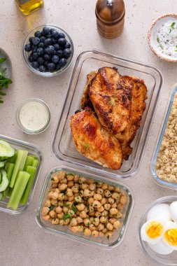 Tavuklu, kinoalı, bezelyeli, sebzeli ve haşlanmış yumurtalı konteynırlarda yüksek proteinli sağlıklı öğle yemeği.