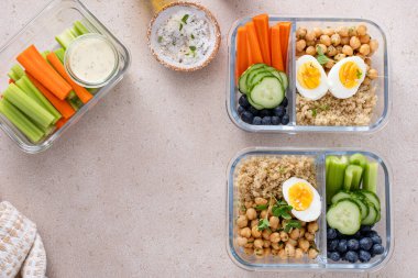 Vejetaryen öğle yemeği hazırlama kutuları kinoalı yüksek protein, bezelye, sebze ve haşlanmış yumurta.