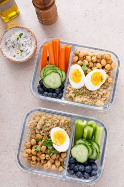 Vejetaryen öğle yemeği hazırlama kutuları kinoalı yüksek protein, bezelye, sebze ve haşlanmış yumurta.