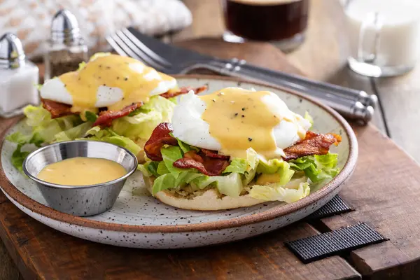 Kahvaltıda jambonlu yumurtalı sandviç, taze marul ve holandez soslu sandviç.