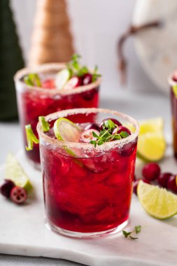 Kızılcık limonlu margarita, Noel için şenlikli kış kokteyli fikri.