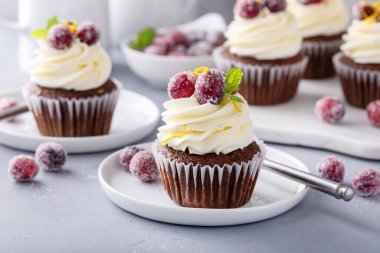 Çikolata portakallı Noel kekleri krem peynirli ve üzeri böğürtlenli.