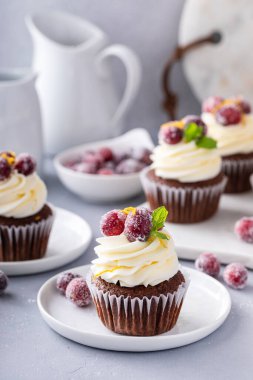 Çikolata ve turuncu kekler, beyaz çikolata kaplı, böğürtlenli ve portakal aromalı.