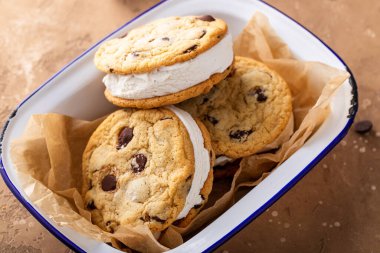 İçinde çikolatalı kurabiye ve vanilyalı dondurma olan dondurmalı sandviçler.