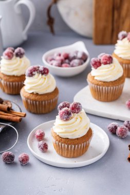 Baharatlı Noel ya da Şükran Günü kekleri krem peynirli ve böğürtlenli