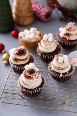 Krem şantili sıcak çikolatalı kekler ve kakao tozlu şekerlemeler.