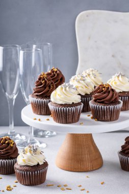 Yeni yıl partisi çörekleri vanilyalı, çikolatalı ve ışıltılı.