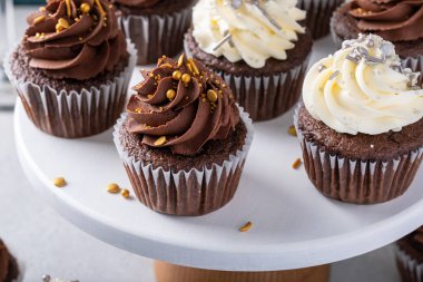 Yeni yıl partisi için şen şakrak kekler. Çikolata ve vanilyalı krema.